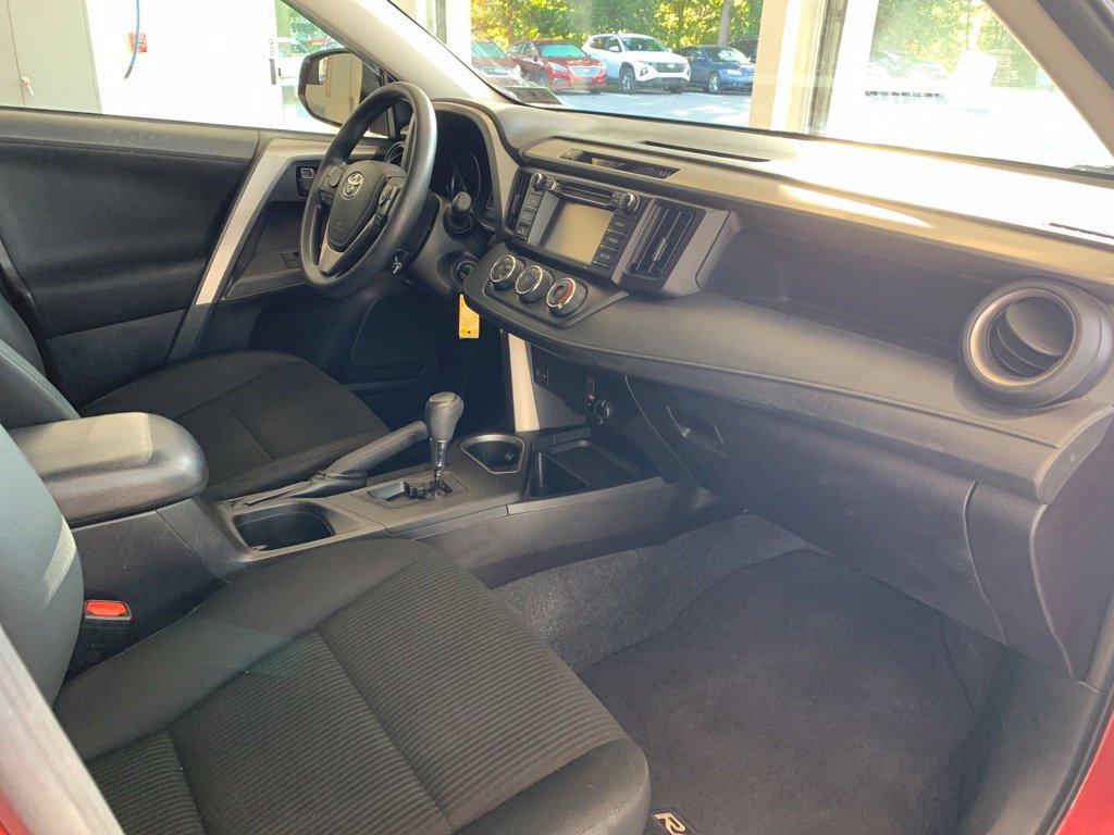 Used 2017 Toyota RAV4 LE AWD/4WD image 18