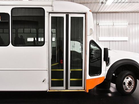 Used 2017 Ford F550 2WD Regular Cab Super Duty image 8