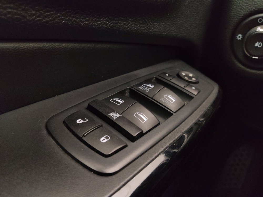 Used 2021 Jeep Cherokee Latitude Plus AWD/4WD image 27