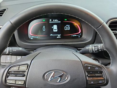 Used 2025 Hyundai Venue SEL image 21