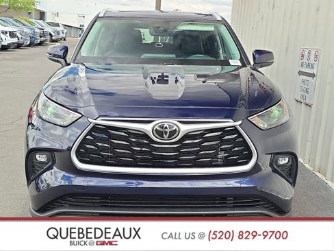 Used 2022 Toyota Highlander XLE FWD image 2