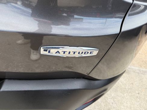 Used 2020 Jeep Renegade Latitude FWD image 37