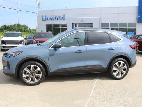 Used 2024 Ford Escape Platinum AWD/4WD image 2
