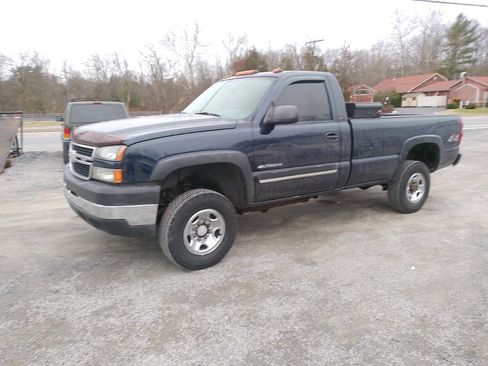 Used 2006 Chevrolet Silverado 2500 LT w/ Snow Plow Prep Package image 2
