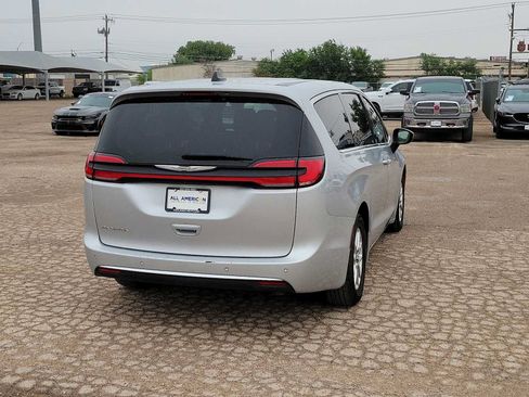 Used 2023 Chrysler Pacifica Touring-L FWD image 8
