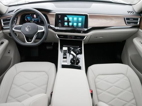 Certified 2025 Volkswagen Atlas SE w/ Panoramic Sunroof Package image 10