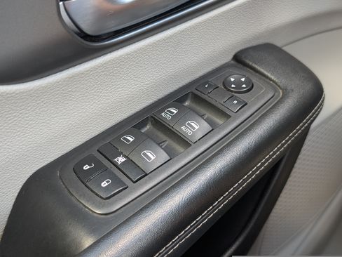 Used 2023 Chrysler Pacifica Touring-L FWD image 23