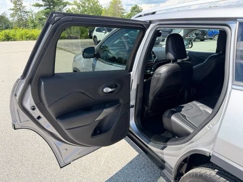Used 2019 Jeep Cherokee Limited AWD/4WD image 17