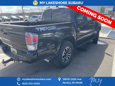 Used 2020 Toyota Tacoma TRD Sport w/ TRD Premium Sport Package AWD/4WD image 9