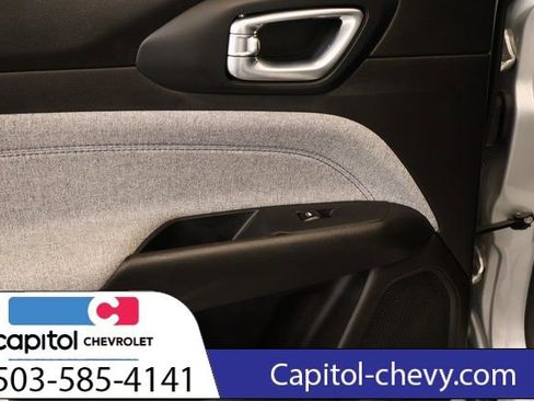 Used 2025 Jeep Compass Latitude image 30