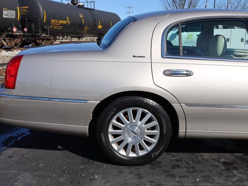 Used 2003 Lincoln Town Car Executive RWD image 5