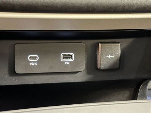 Used 2023 Land Rover Defender 110 X-Dynamic SE image 28