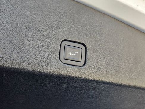 New 2025 Cadillac XT6 Luxury image 32