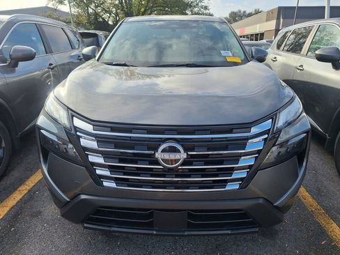 Used 2025 Nissan Rogue SV image 2