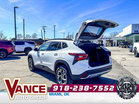 Used 2025 Chevrolet Trax LT w/ LT Convenience Package image 16