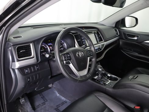 Used 2019 Toyota Highlander XLE AWD/4WD image 12