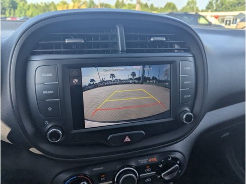 Used 2024 Kia Soul LX w/ Option Group 015 FWD image 16