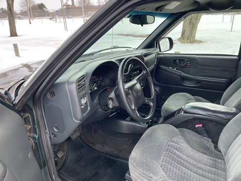 Used 2002 Chevrolet S10 Pickup LS w/ LS Preferred Equipment Group AWD/4WD image 25
