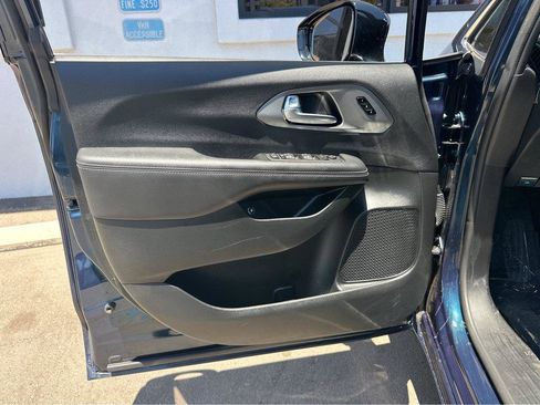 Used 2025 Chrysler Pacifica Select FWD image 15