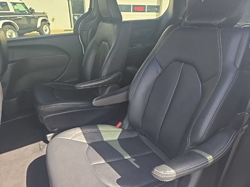 Used 2024 Chrysler Pacifica Limited FWD image 22