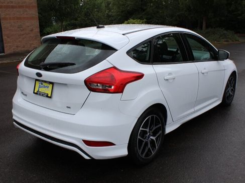 Used 2018 Ford Focus SE w/ SE Sport Package FWD image 4