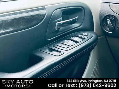 Used 2014 Dodge Grand Caravan SXT image 16