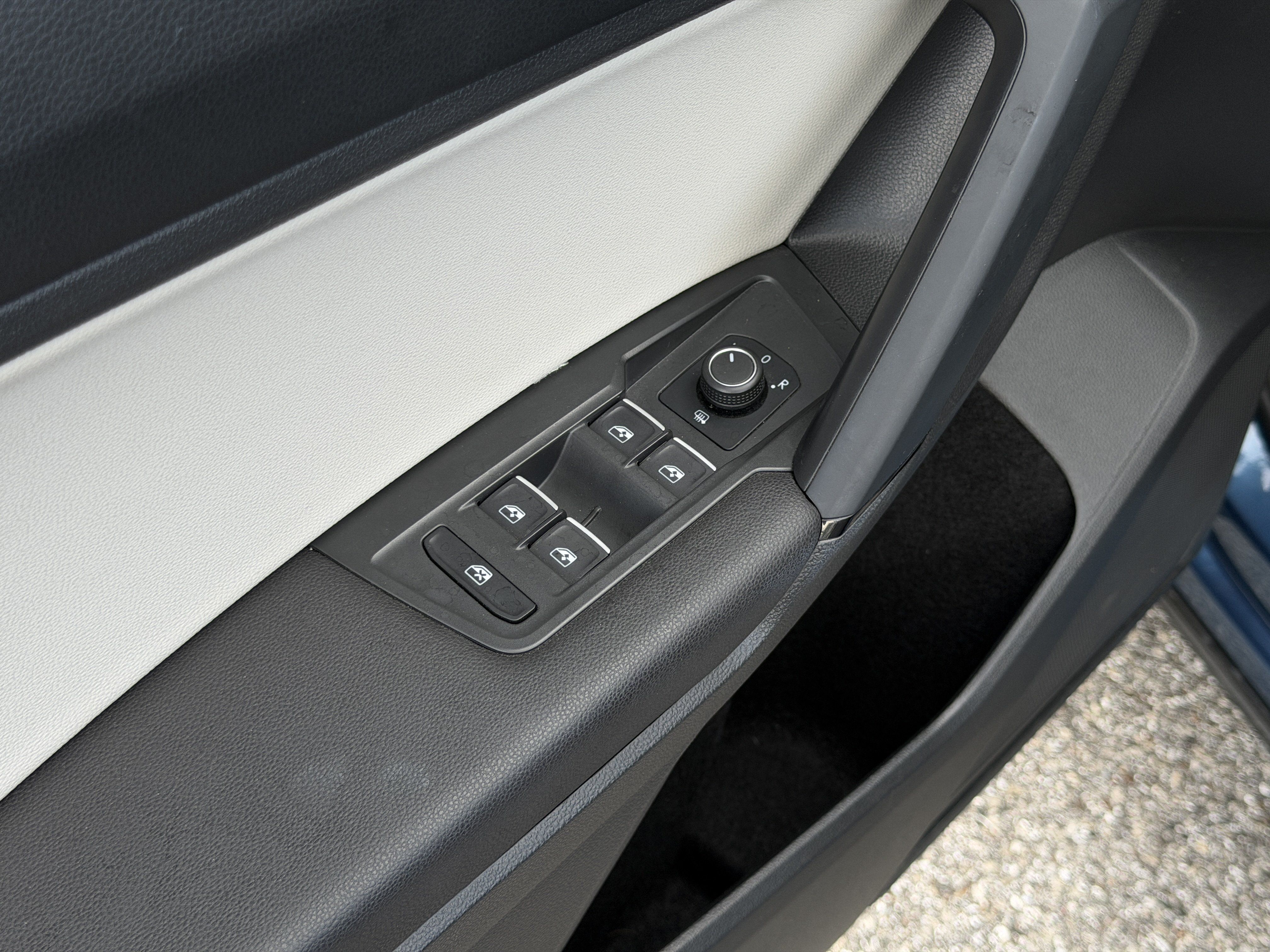 Used 2019 Volkswagen Tiguan SE w/ Panoramic Sunroof Package FWD image 19