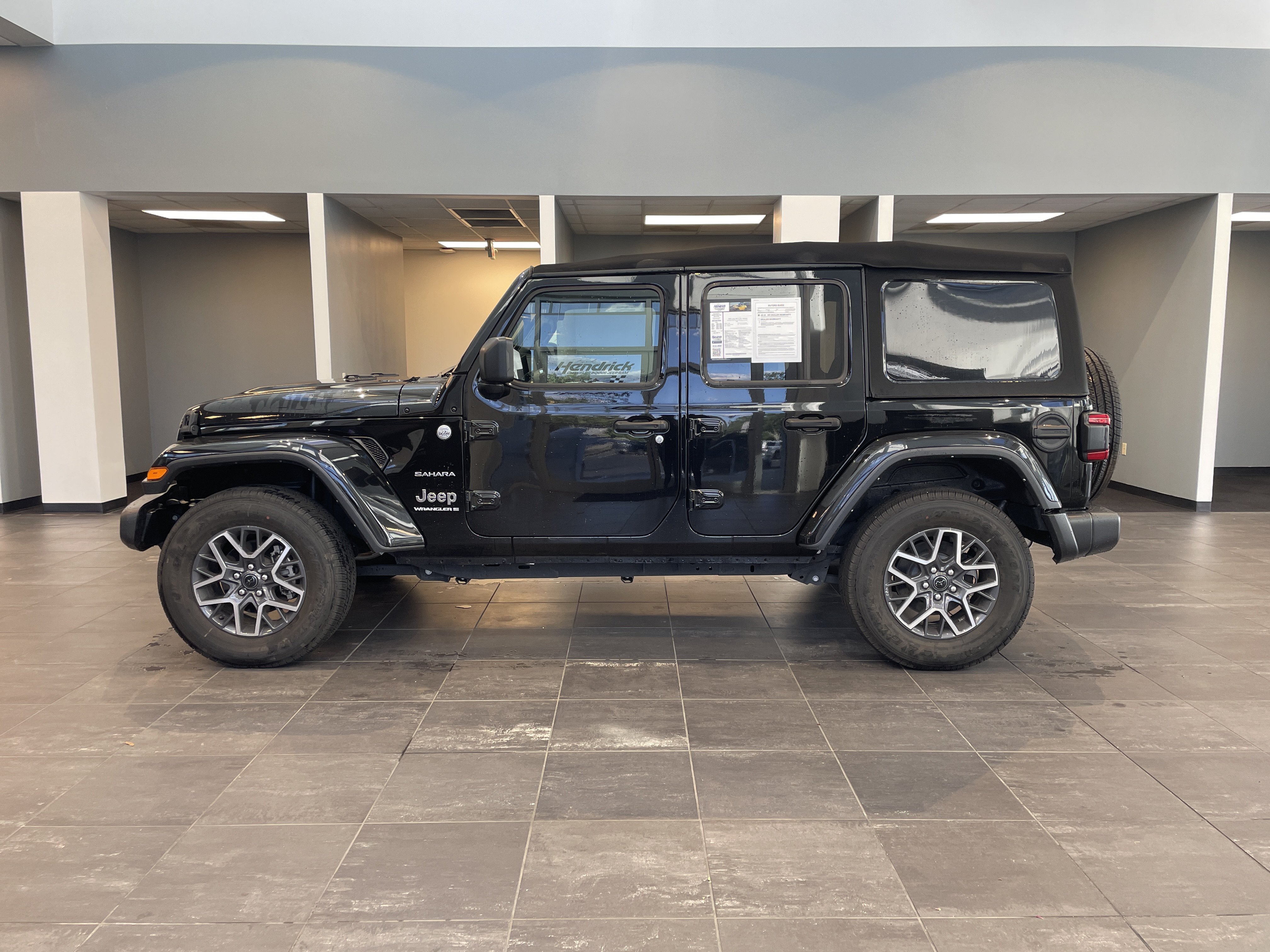 Used 2024 Jeep Wrangler Unlimited Sahara w/ Technology Group AWD/4WD image 7