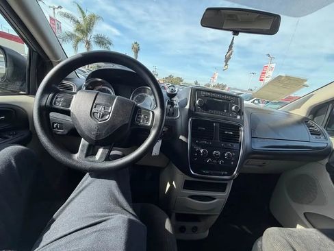 Used 2017 Dodge Grand Caravan SE image 5