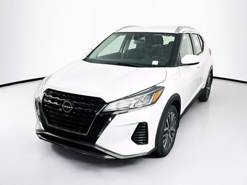 Used 2023 Nissan Kicks SV FWD image 3