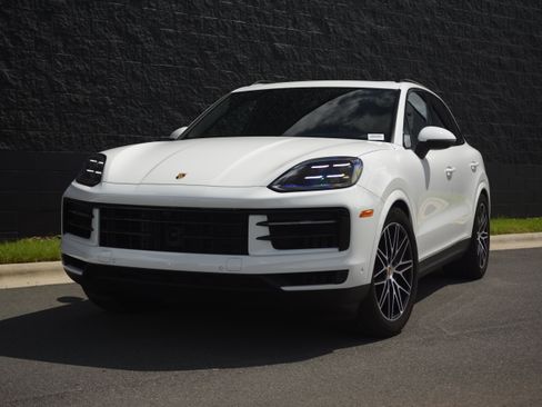 Certified 2025 Porsche Cayenne AWD/4WD image 1