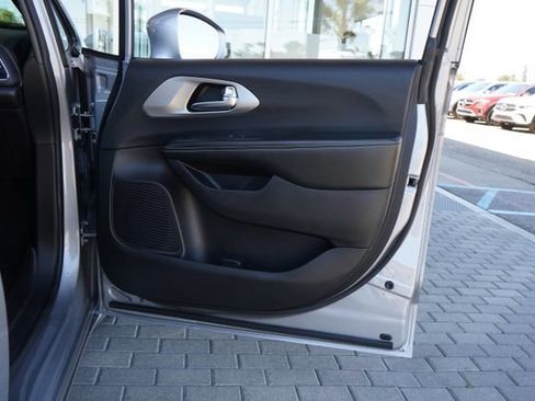 Used 2021 Chrysler Pacifica Limited w/ Uconnect Theater Family Group FWD image 16