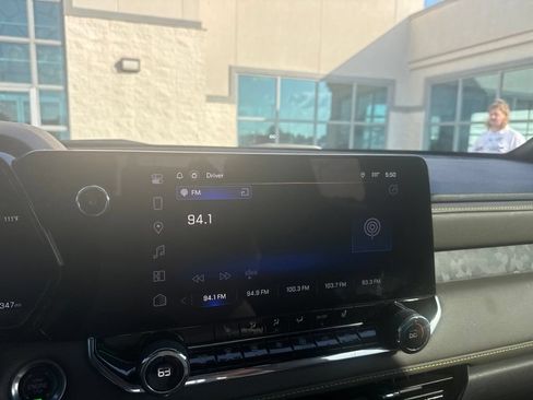Used 2024 Chevrolet Colorado ZR2 w/ Technology Package AWD/4WD image 18