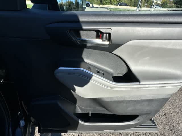Used 2022 Toyota Highlander XLE AWD/4WD image 23
