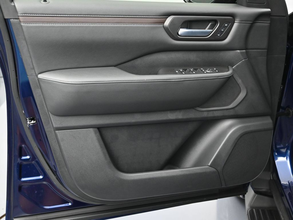 New 2025 Nissan Armada SL w/ Captain's Chari Seat Package RWD image 10
