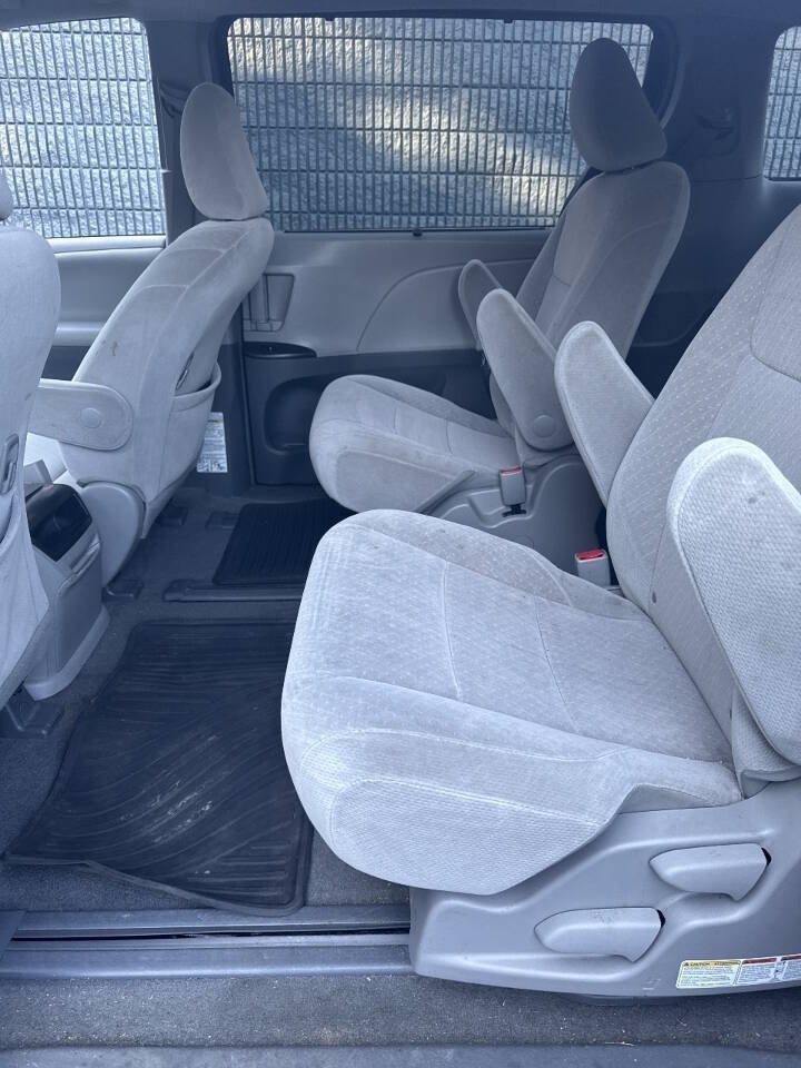 Used 2017 Toyota Sienna LE AWD/4WD image 11