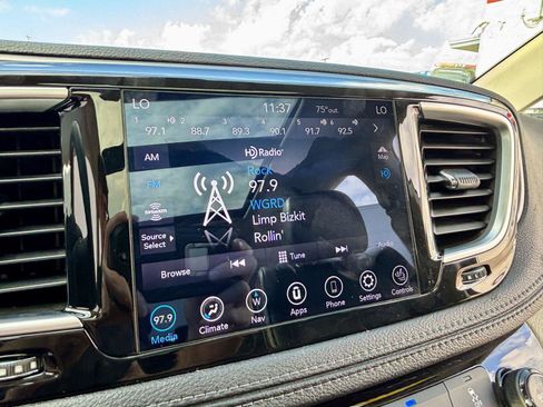 Used 2018 Chrysler Pacifica Limited FWD image 34