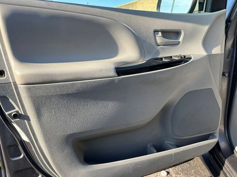 Used 2013 Toyota Sienna LE image 11