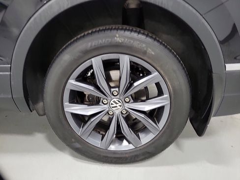 Used 2022 Volkswagen Tiguan SE w/ Panoramic Sunroof Package image 8
