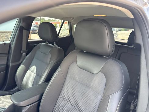 Used 2024 Chevrolet Trax LT w/ Sunroof Package FWD image 3