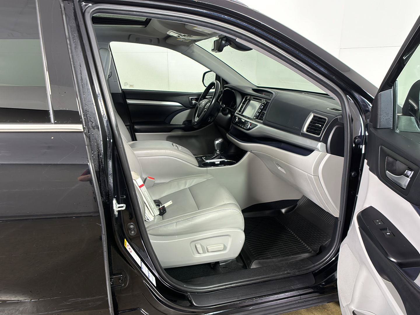 Used 2018 Toyota Highlander XLE AWD/4WD image 22