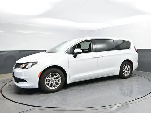 Used 2023 Chrysler Voyager LX FWD image 9