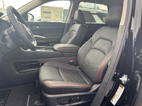 New 2025 Nissan Pathfinder Platinum w/ Black Appearance Package image 12