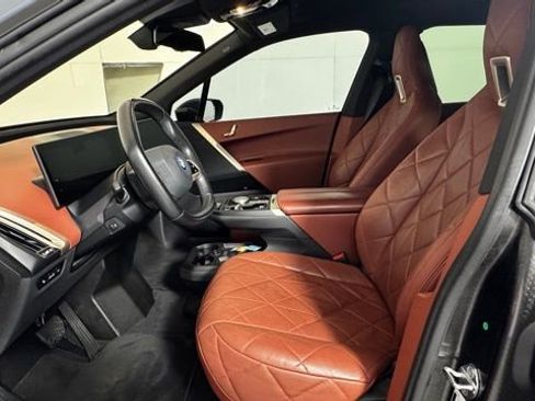 Used 2023 BMW iX xDrive50 w/ Sport Package image 9