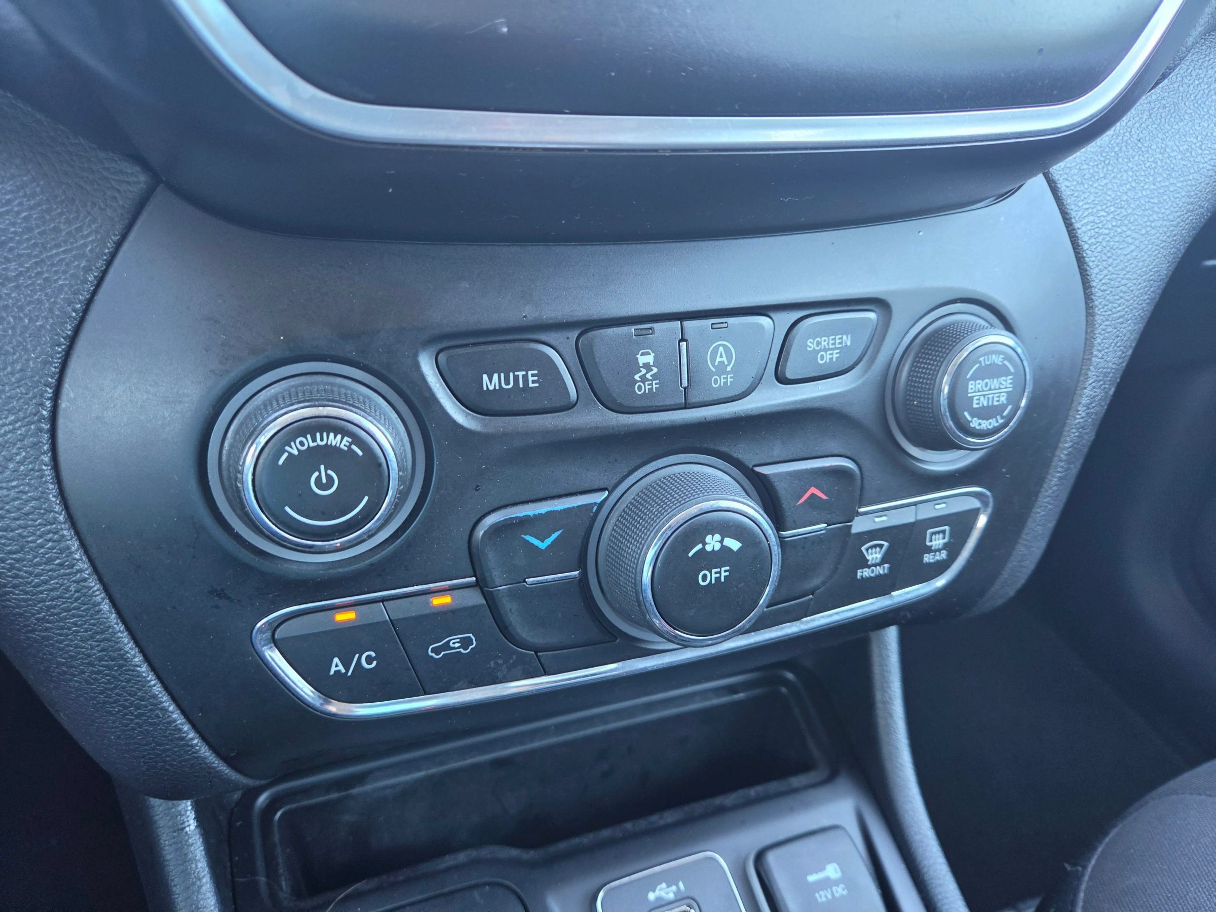 Used 2020 Jeep Cherokee Latitude AWD/4WD image 19