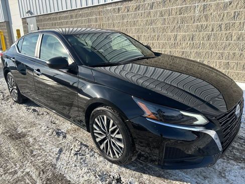 Used 2024 Nissan Altima 2.5 SV image 2