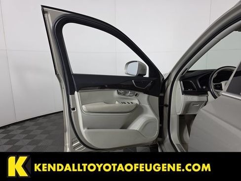 Used 2016 Volvo XC90 T6 Momentum w/ Momentum Plus Package AWD/4WD image 21