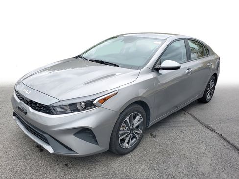 Used 2023 Kia Forte LXS image 3