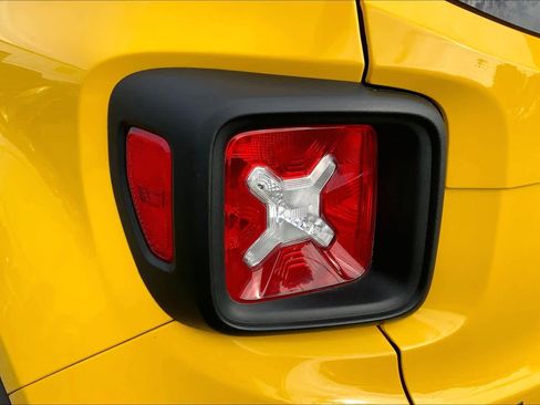 Used 2016 Jeep Renegade Latitude FWD image 27
