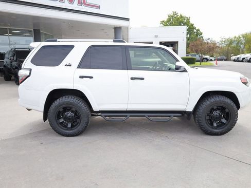 Used 2020 Toyota 4Runner SR5 AWD/4WD image 7